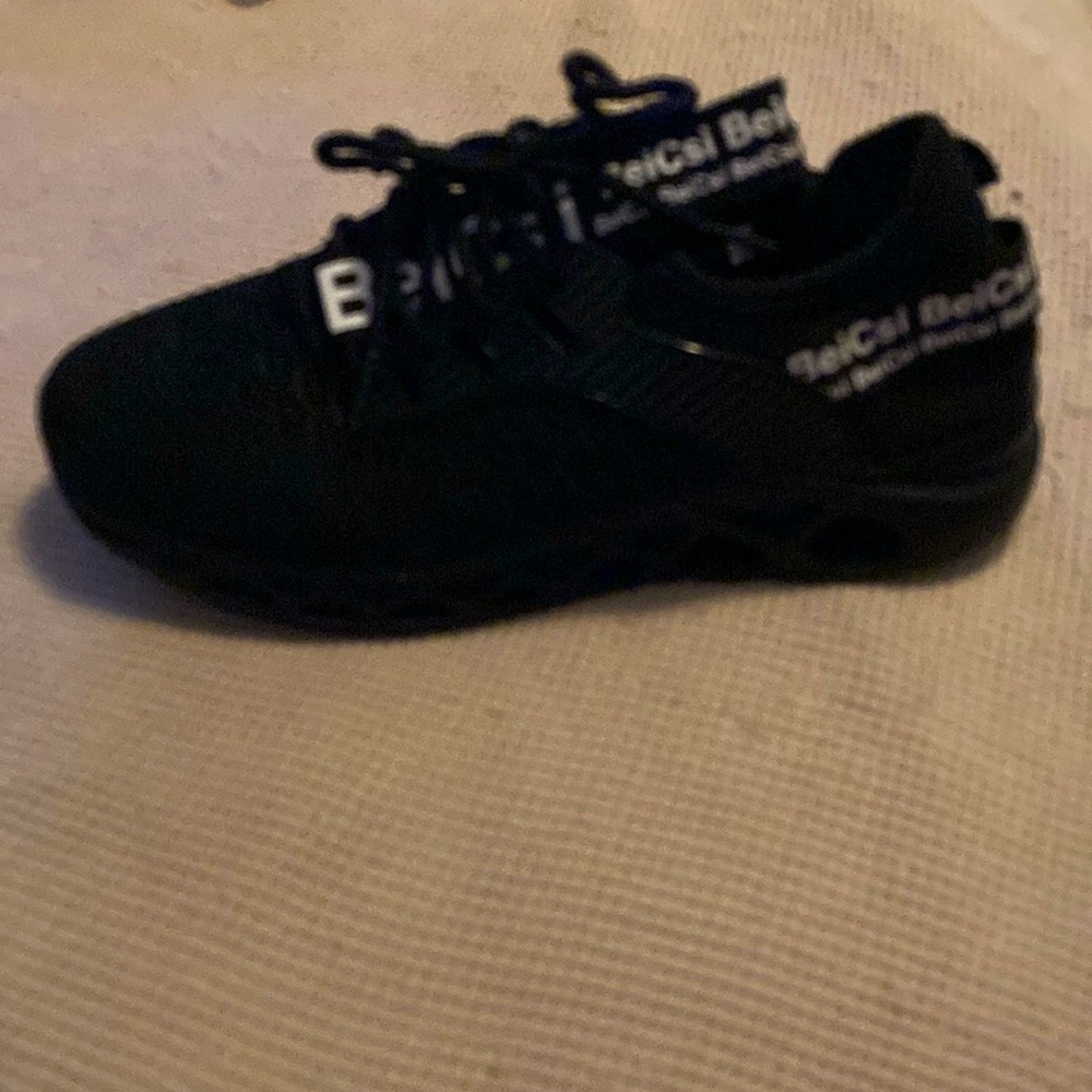 Black tennis shoes